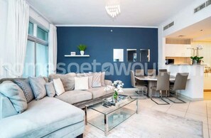 Een televisie en een kantoor