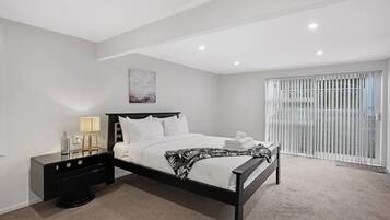 5 bedrooms, iron/ironing board, WiFi, bed sheets