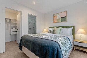 5 bedrooms, desk, iron/ironing board, WiFi