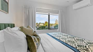 5 bedrooms, desk, iron/ironing board, WiFi