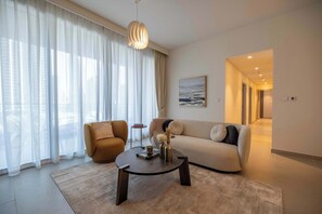 TV, books, offices - Luxury 3BR plus Storage in Forte Downtown (Dubai)