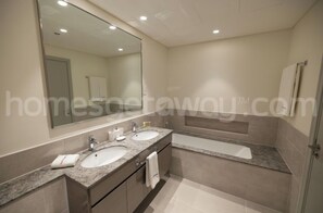 Douche, sèche-cheveux, serviettes fournies