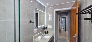 Apartment | Bathroom | Shower, hair dryer, towels, soap - COBAR0136 - Edifício Gama (Salvador)