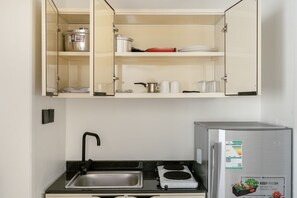 Stovetop, toaster, cookware/dishes/utensils, spices