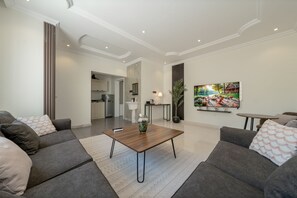 TV, offices - Stylish Modern apart in Al Wadi (Riyadh)