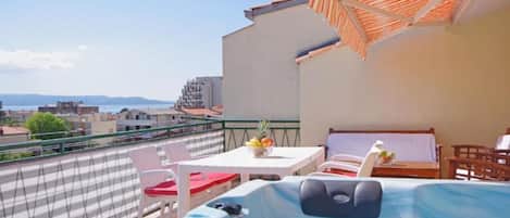 Leilighet (Three Bedroom Apartment With Terrace ) | Basseng