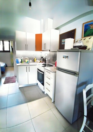 Fridge, oven, stovetop, coffee/tea maker