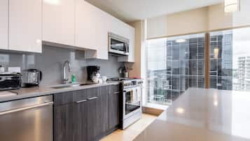 Apartment, 2 Bedrooms, Kitchen | Private kitchen | Full-size fridge, microwave, oven, stovetop