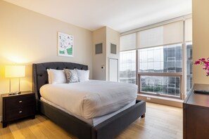 Apartment, 2 Schlafzimmer, Küche | Schreibtisch, laptopgeeigneter Arbeitsplatz, Bügeleisen/Bügelbrett