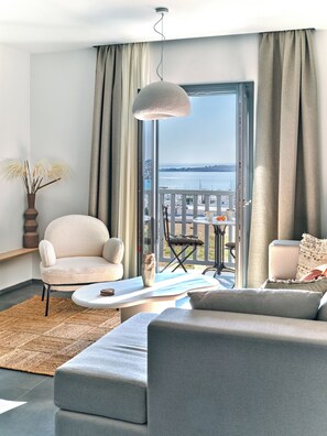 Apartamento Premium, vistas al mar | Zona de estar | Una Smart TV