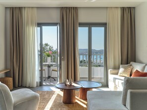 Apartamento Signature, vistas al mar | Zona de estar | Una Smart TV