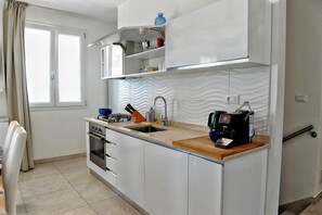 Réfrigérateur, four, plaque de cuisson, cafetière/bouilloire