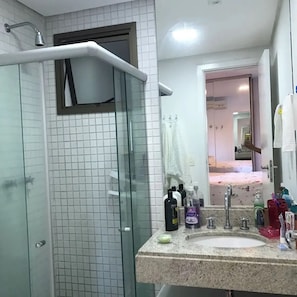 Haartrockner, HandtĂŒcher, Toilettenpapier