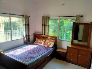 3 bedrooms, iron/ironing board, free WiFi, bed sheets