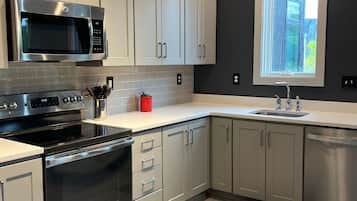 Mikrobølgeovn, ovn, kokeplater og oppvaskmaskin