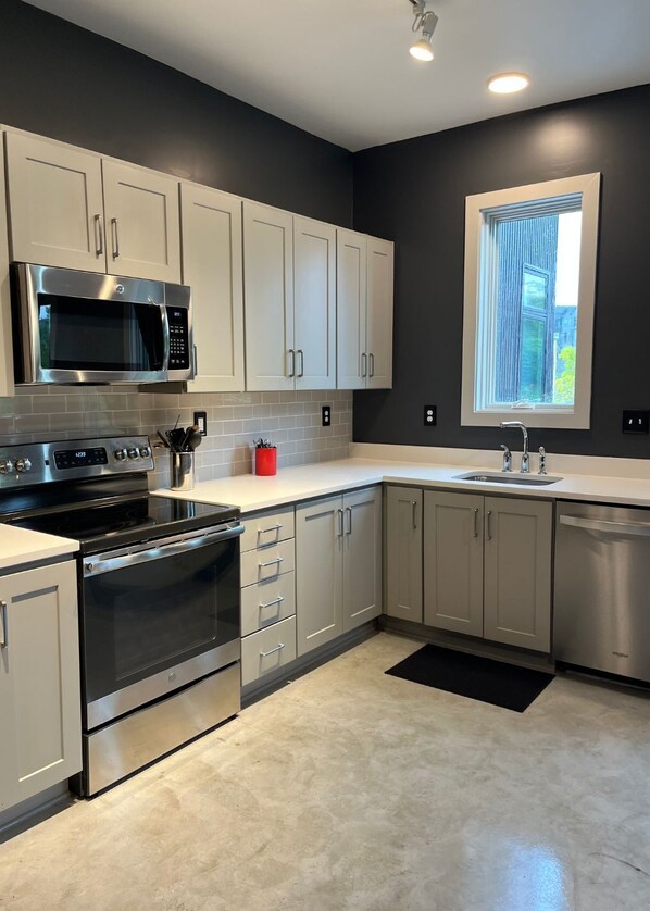 Micro-ondes, four, plaque de cuisson, lave-vaisselle