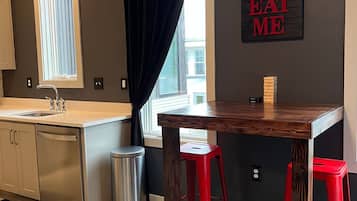 Mikrobølgeovn, ovn, kokeplater og oppvaskmaskin