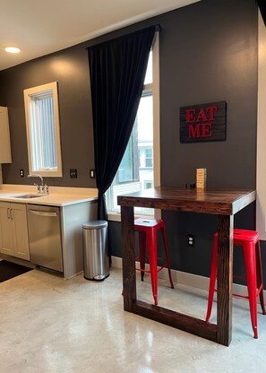 Micro-ondes, four, plaque de cuisson, lave-vaisselle