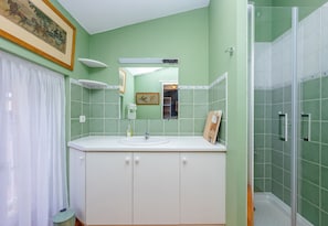 Dusche, Haartrockner, Handtücher, Toilettenpapier