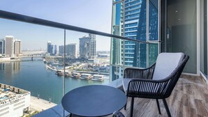 A balcony with a view of a marina and city skyline. - 1 BR in J One Tower 5 minutes from Dubai Mall (Dubai)