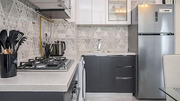 Réfrigérateur, micro-ondes, four, plaque de cuisson