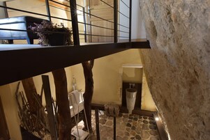 Habitación Confort doble | Baño | Secador de pelo, toallas, jabón y champú