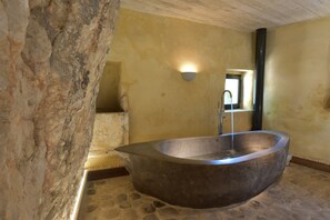 Chambre Double Romantique | Salle de bain | Sèche-cheveux, serviettes fournies, savon, shampoing