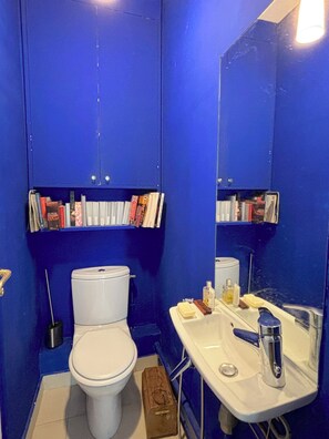 Haartrockner, Handtücher, Toilettenpapier