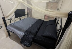 1 dormitorio, tabla de planchar con plancha, wifi y ropa de cama