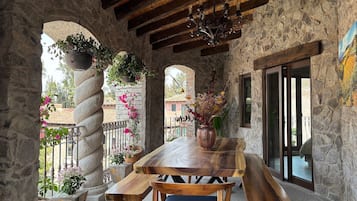 Basic Apartment | Outdoor dining