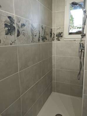 Douche, sèche-cheveux, serviettes fournies, savon