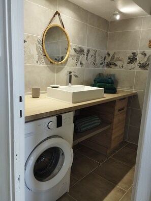 Douche, sèche-cheveux, serviettes fournies, savon