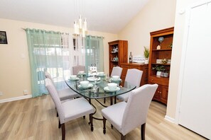 Dining - 3 Miles to SeaWorld in San Antonio with WiFi, game room (San Antonio)