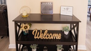 Un comptoir d’accueil avec une pancarte « Bienvenue », une carte des États-Unis encadrée, une affiche encadrée indiquant une note de 5 étoiles et une pancarte « Wi-Fi ».