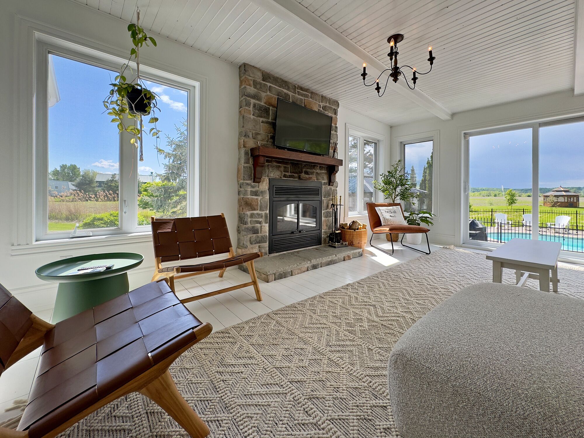 智能電視、壁爐、書籍