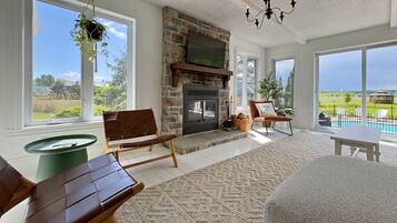 Smart-tv, eldstad och böcker