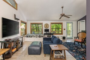 Smart-TV, Kamin, Bücher, Computerbildschirme