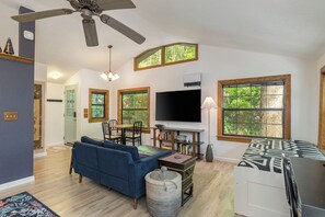 Smart-TV, Kamin, Bücher, Computerbildschirme