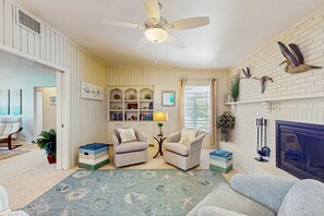 テレビ、DVD プレーヤー、書庫、プリンター