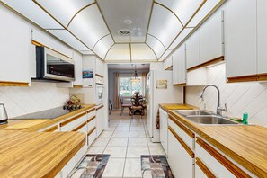 冷蔵庫、電子レンジ、オーブン、コンロ