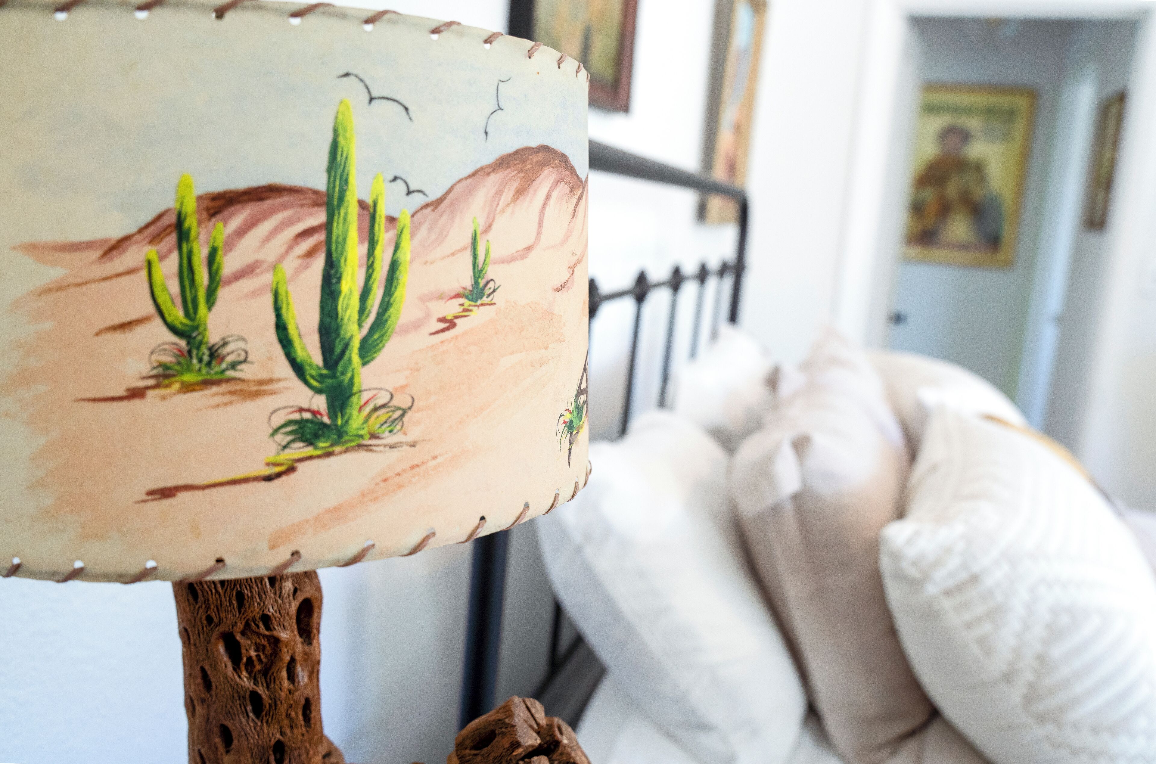 Une décoration murale sur le thème des cactus, représentant un paysage désertique.