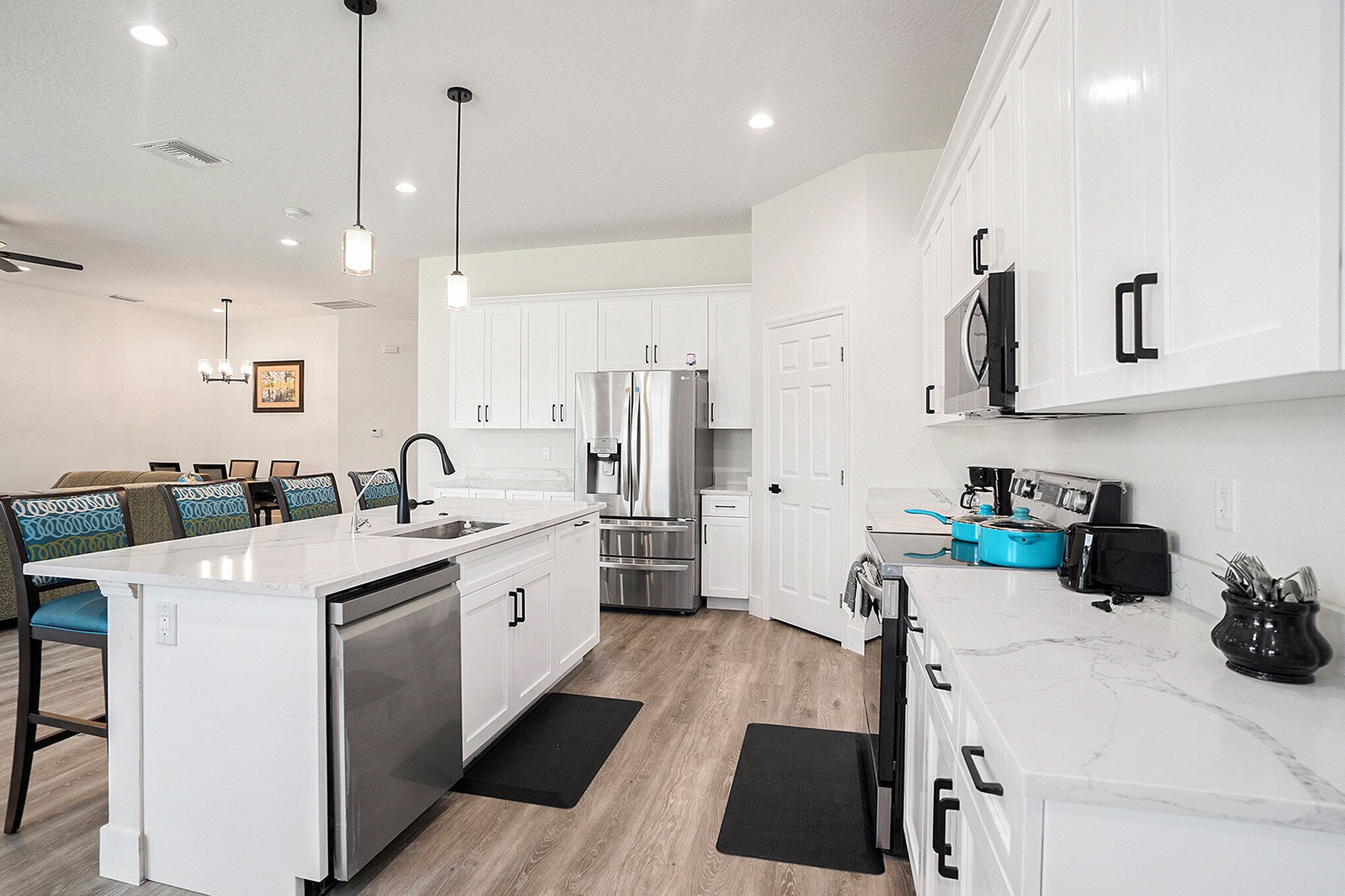 Microondas, horno, placa de cocina, lavavajillas