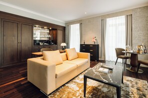 Master Suite | Eget tekjøkken | Minikjøleskap, mikrobølgeovn, kokeplater og espressomaskin