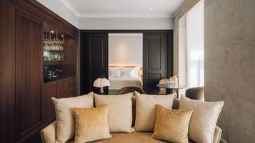 Suite Majestueuse | Coin séjour | TV connectée