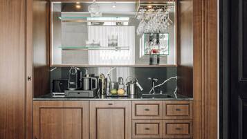 Mini réfrigérateur, micro-ondes, plaque de cuisson, machine à expresso