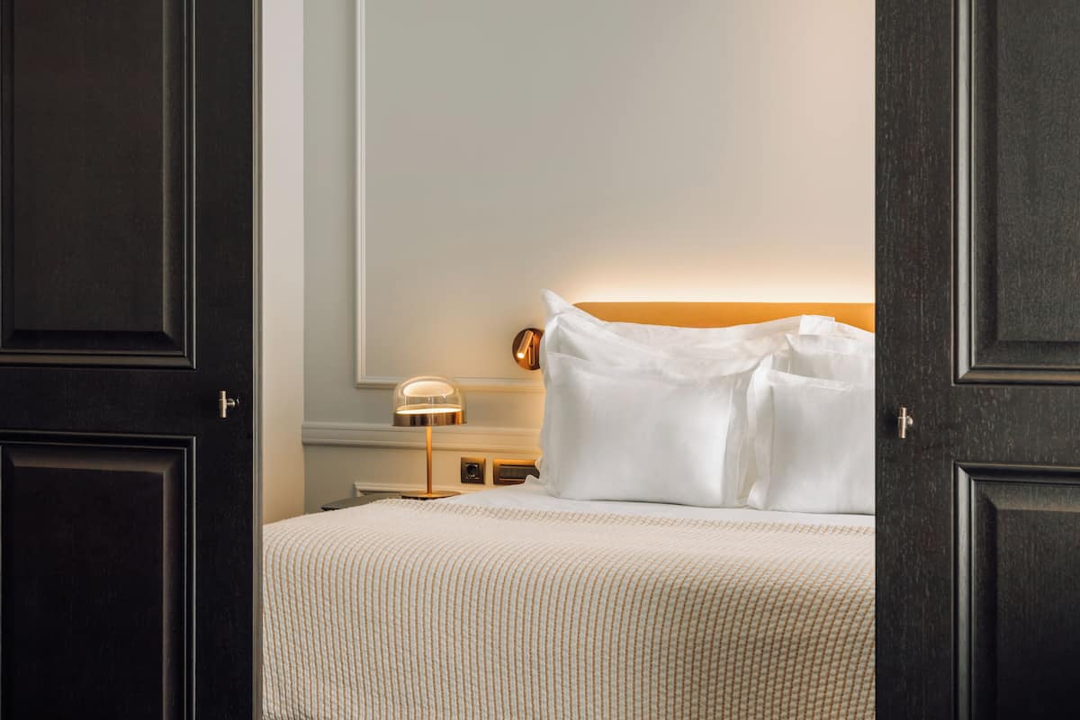 Premium bedding, in-room safe, desk, laptop workspace