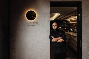 Se sirven desayunos, comidas, cenas y cocina local e internacional 