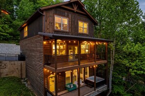 Exterior - Private Pool|Winter Deals|Movie Room|Near Parkway (Pigeon Forge)