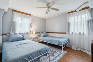 3 bedrooms, iron/ironing board, WiFi, bed sheets - NEW! Coastal Comfort with Stunning Harbor Views (Plymouth)