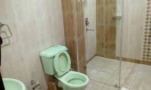 Regadera, pantuflas, toallas, jabón 